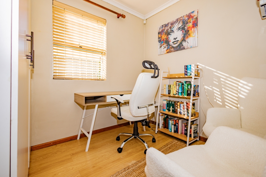 2 Bedroom Property for Sale in Oakglen Western Cape